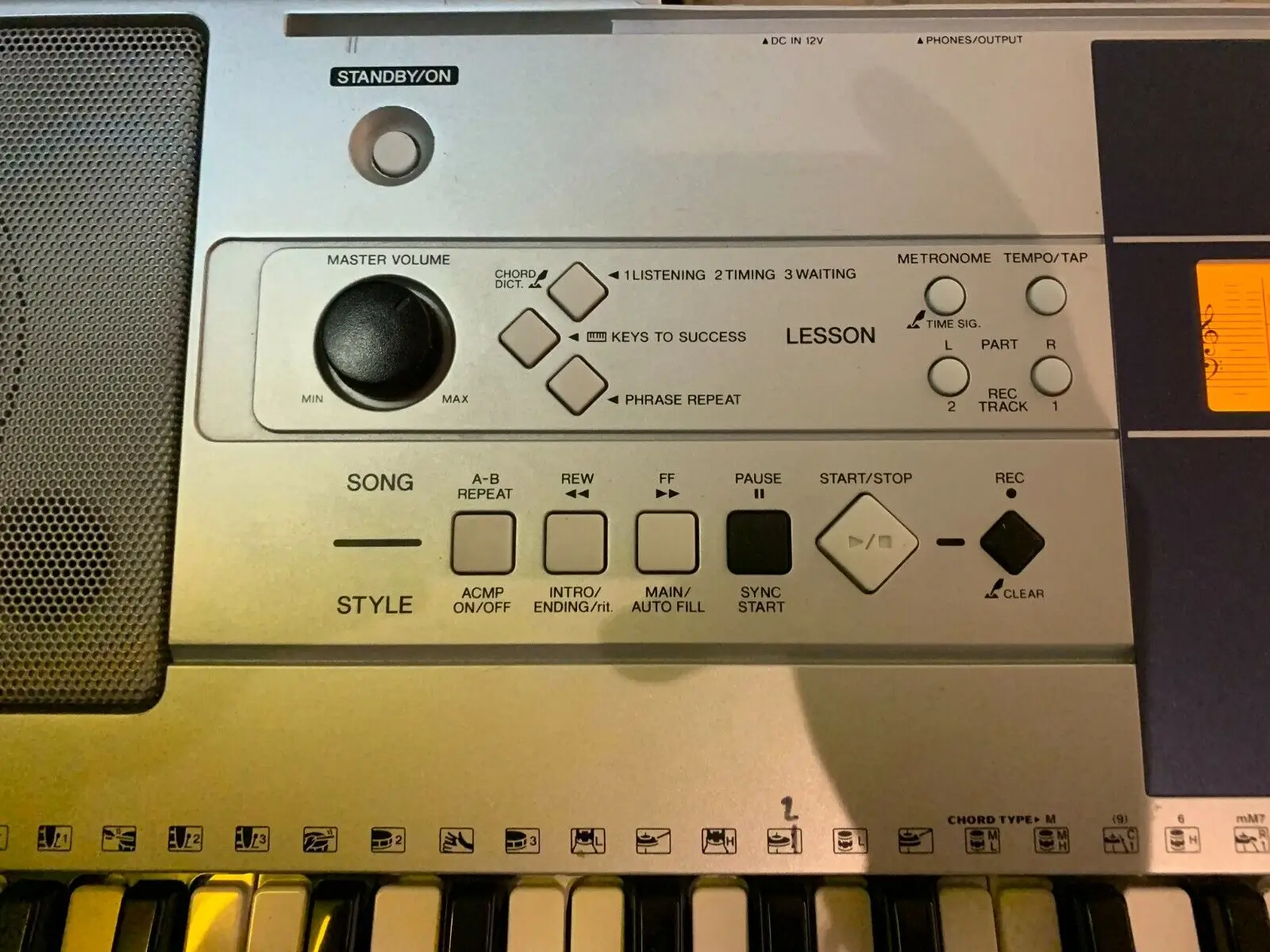 Yamahas PSR-E323 - Portable Digital Organ with 61 Keys