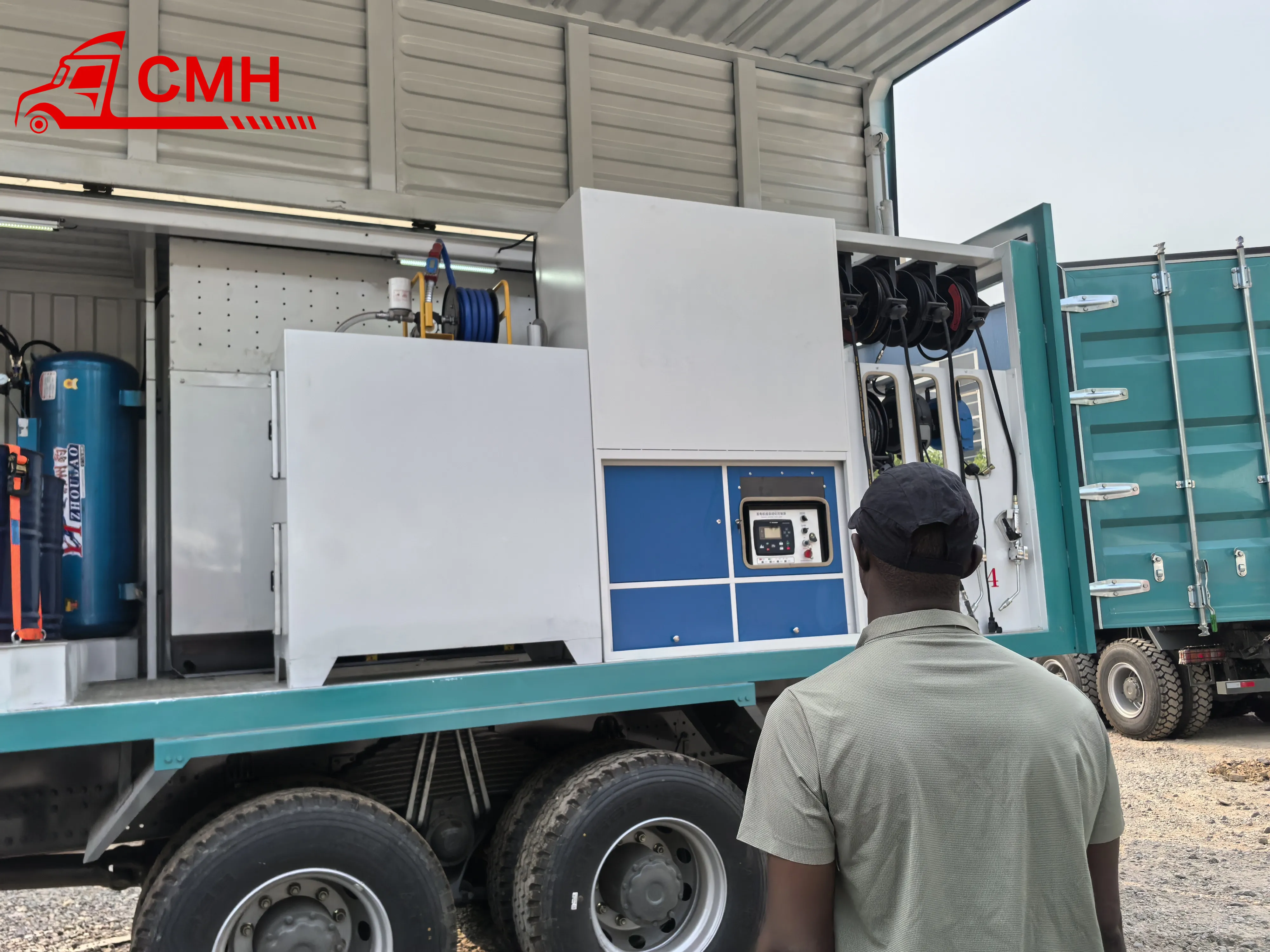 Mobile Maintenance and Service Vehicle 6X4 Sinotruk Mobile Workshop Truck manufacture