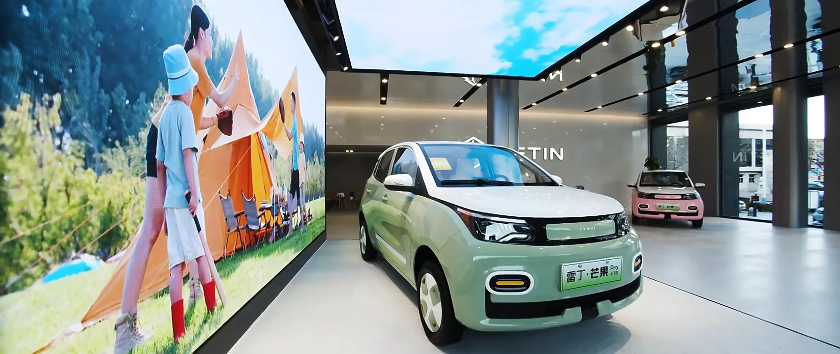 Nissan scoot. Электрокары 2024 года. Электромобили 2023 года. Топ электромобилей 2024. Мини купер электромобиль 2023.