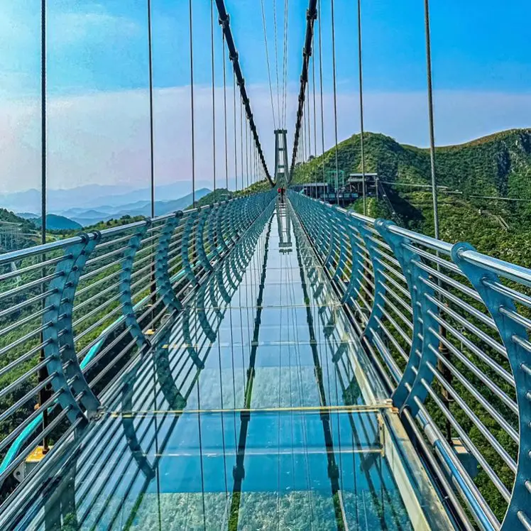 Туристическое горное живописное место для активного отдыха и приключений подвеска skywalk дно стеклянный пол дорожка небесный мост с эффектом взрыва