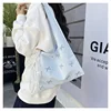 Blanc avec foulard en soie