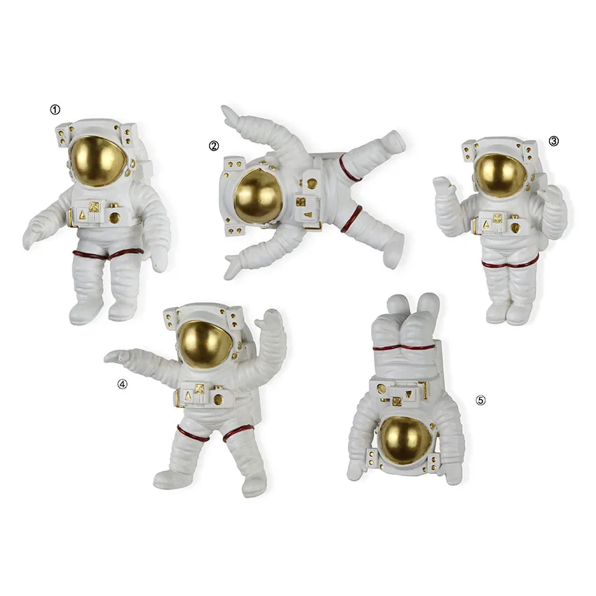 Des statuettes d'astronautes, ensemble de 5 décorations murales.