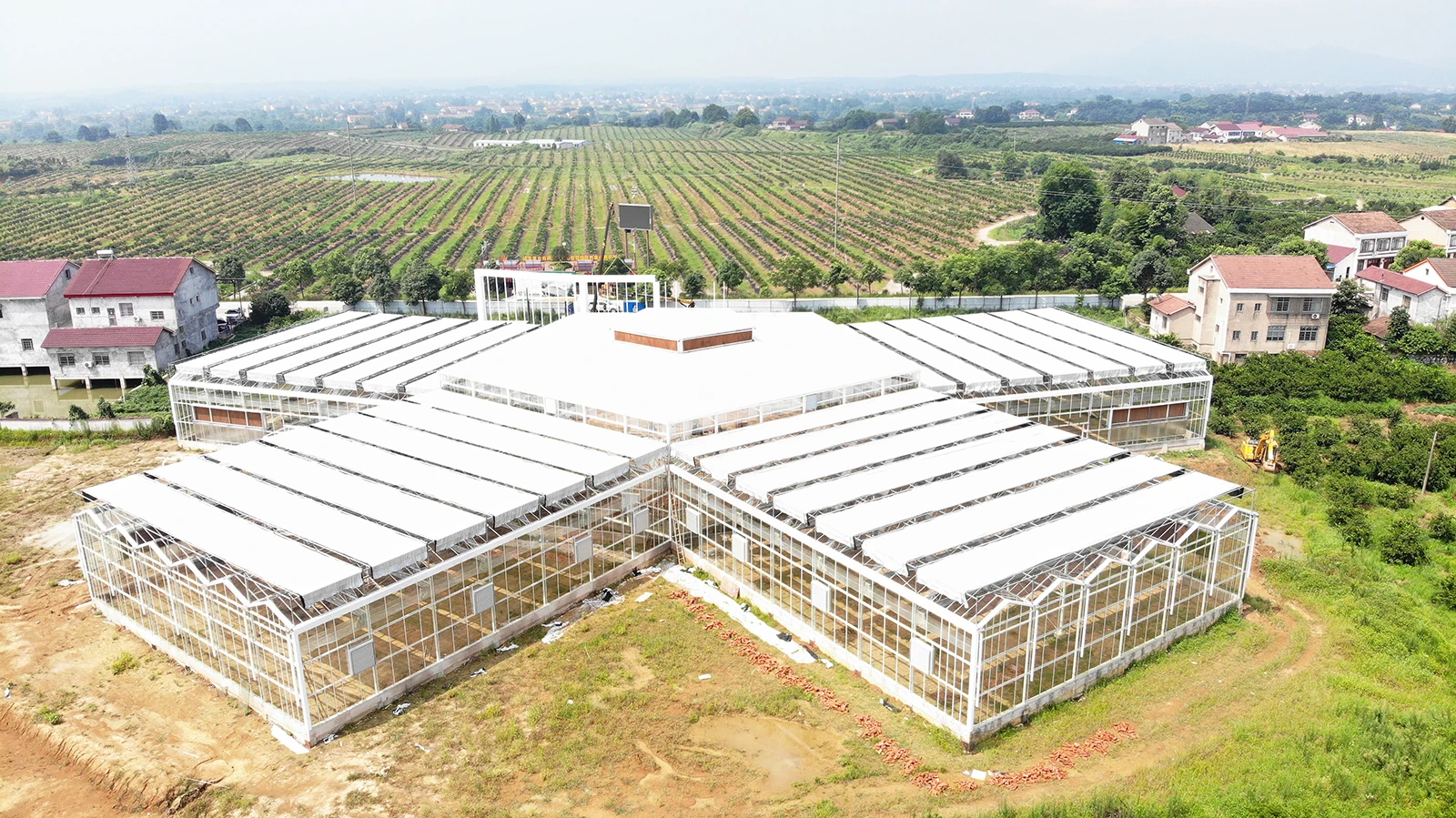 尖顶屋顶玻璃温室9.6米宽度用于幼苗