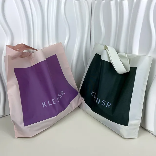 Yiwu Factory Wholesale Frosted Plastic Gift Bag Thickened Waterproof Shopping Tote for Clothing Store Packaging