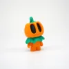 Hombre calabaza sonriente de pie