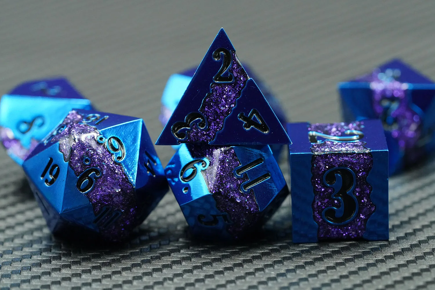 Yushun Custom 7pcs Polyhedral Dice Set for DND RPG Game Purple Mica Single Stripe Metal Blue for Players manufacture
