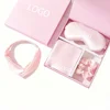 Antifaz rosa para dormir, funda de almohada, coleteros y cinta para el pelo con caja.