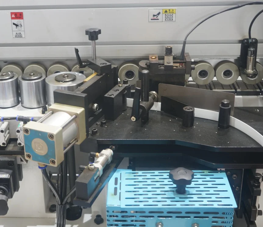 Высокоэффективный полностью автоматический кромкооблицовочный станок для