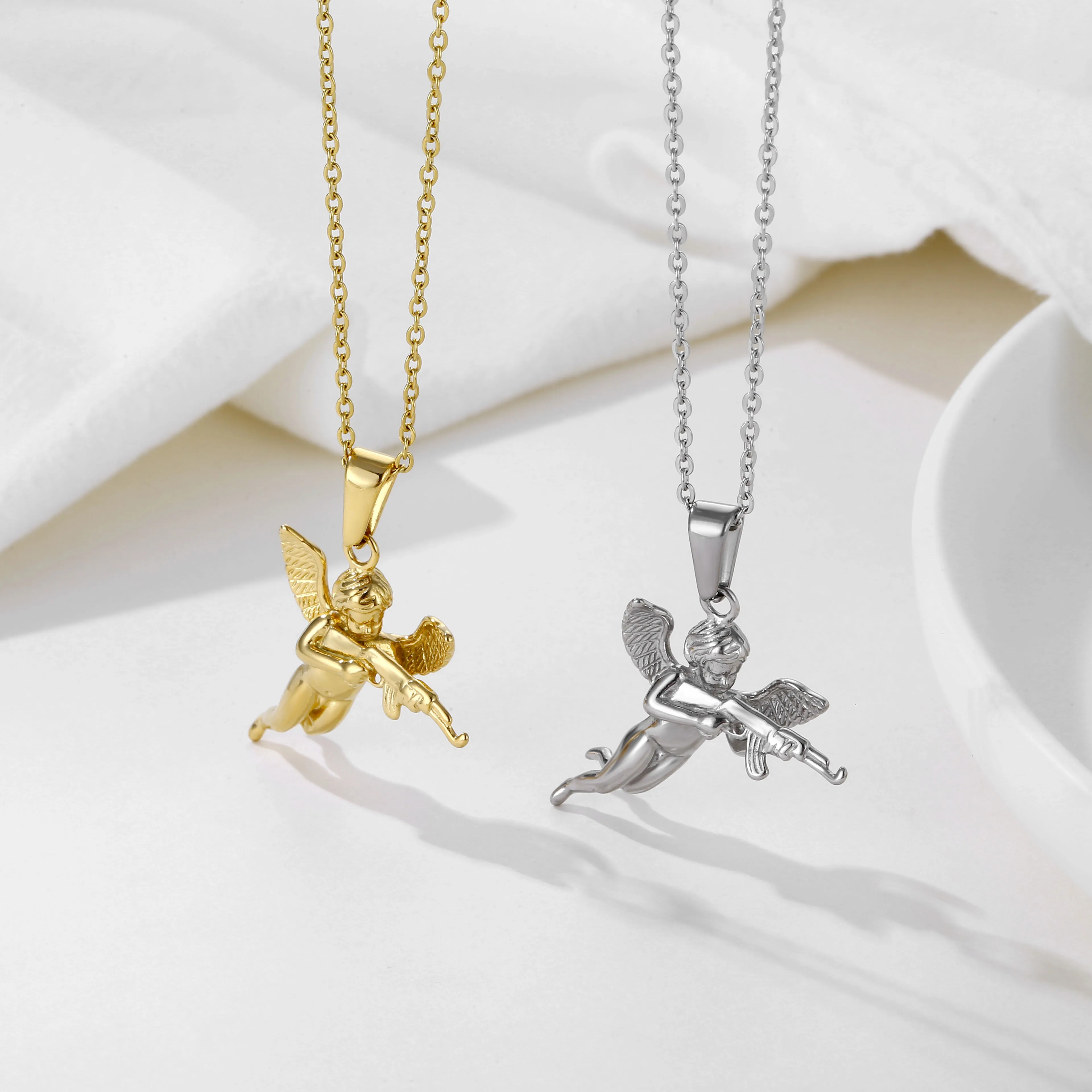 Collier vintage avec pendentif en taille-douce Cupidon : verre sculpté, cadre doré - France