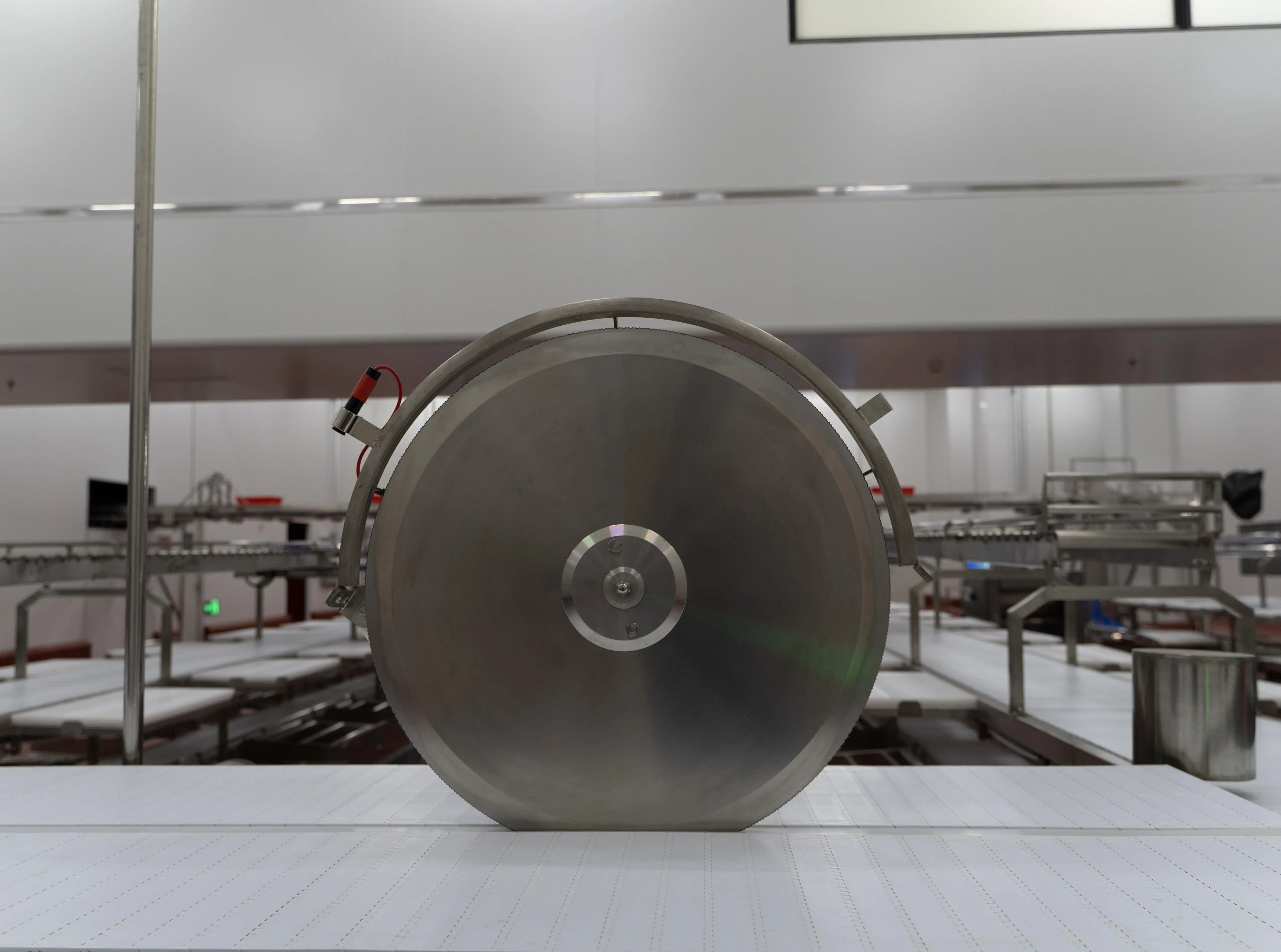 Automatic carcass cutting saw for cattle and pig slaughterhouses, circular frozen meat and bone sawing machine for slaughterhouses
