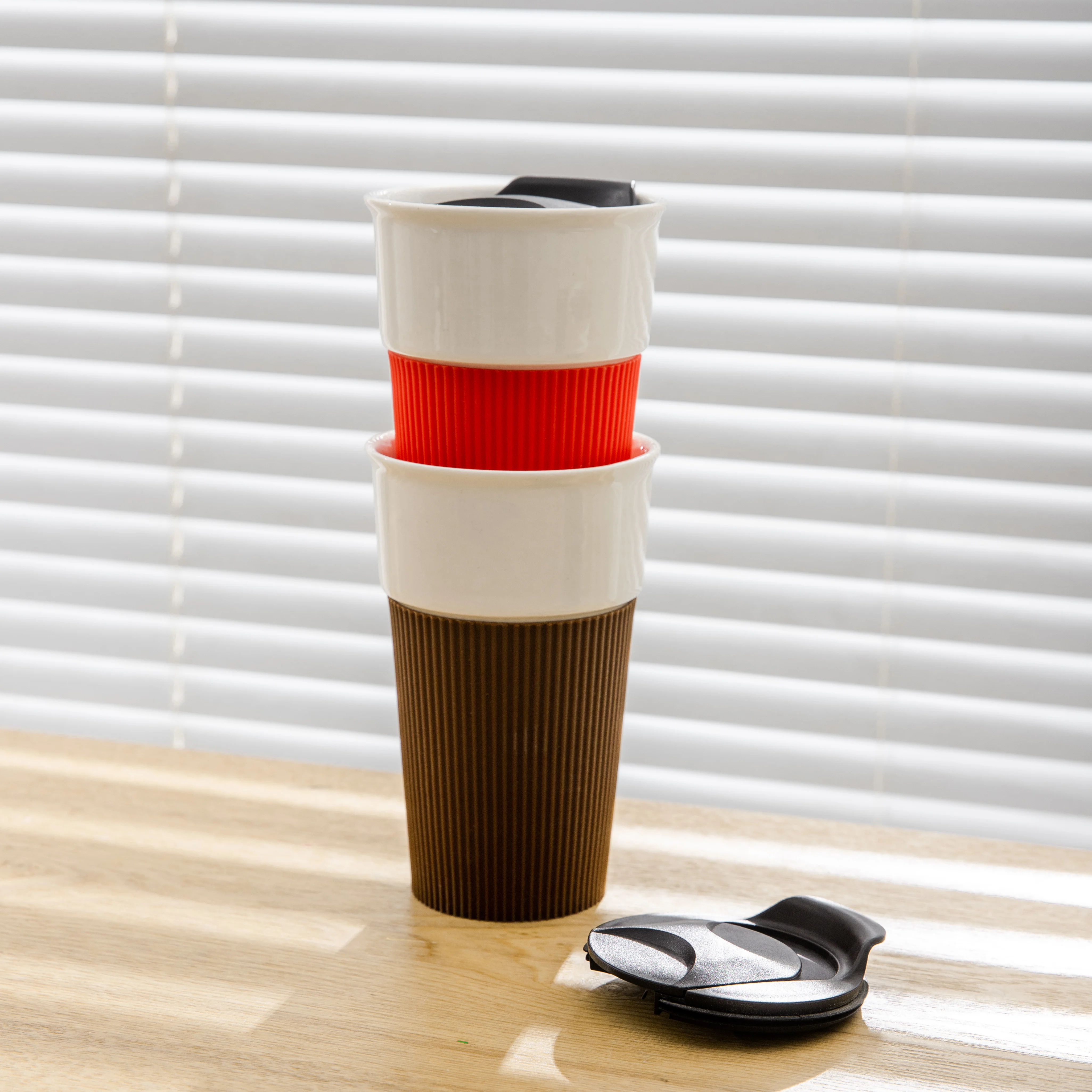 Reusable convenient handleless travel water mugs custom logo ceramic travel coffee mugs with lid and silicone sleeve