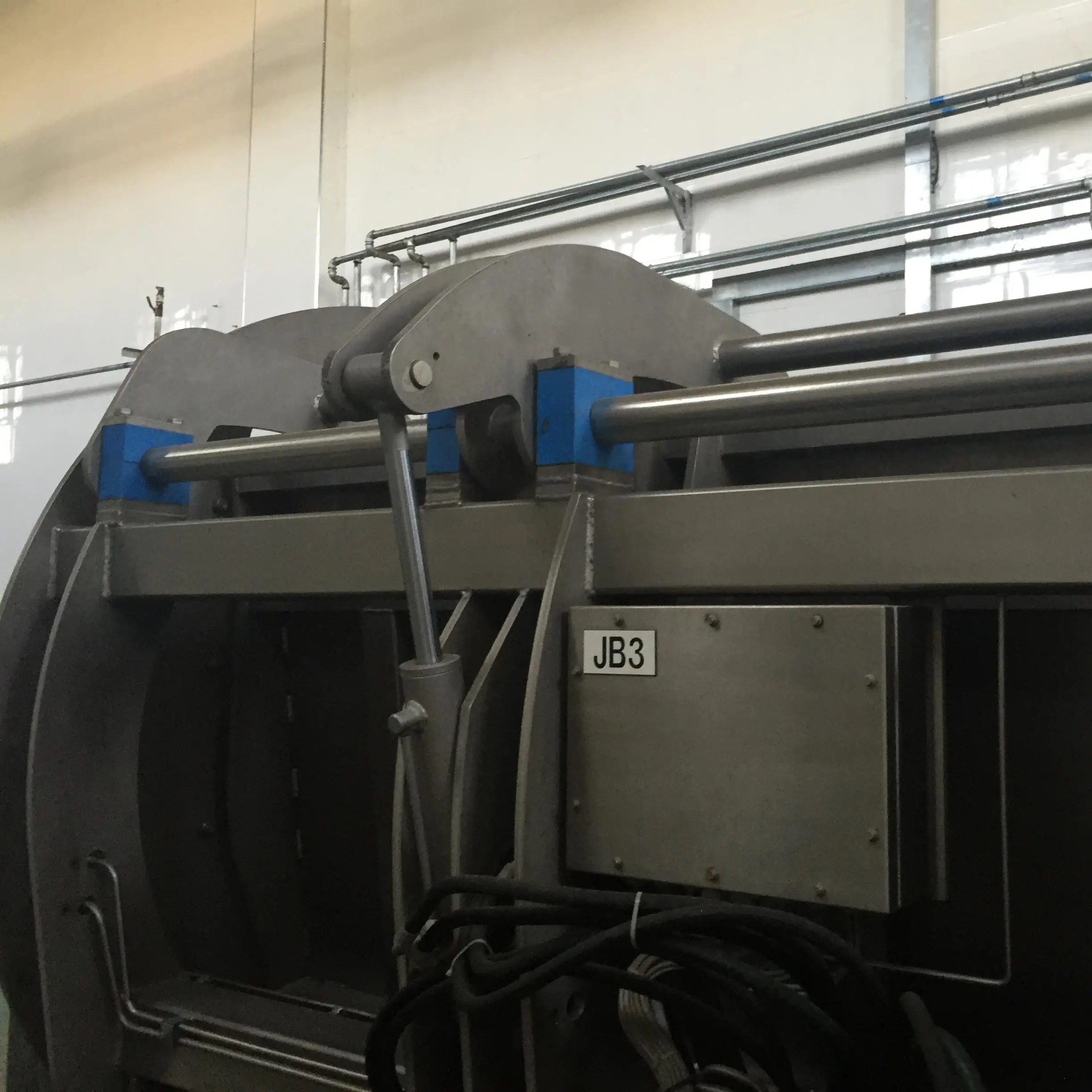 Professional pneumatic halal rotary slaughter box for humane and safe cattle processing