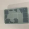 Compartiment à glaçons noir à 15 compartiments avec couvercle.