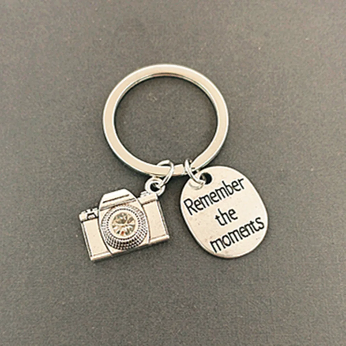 Unique Keychain Camera Remember the Moment Key Rings Retro Metal Key Chains Friends Gifts Cameraman Vintage Mini Camera Keychain