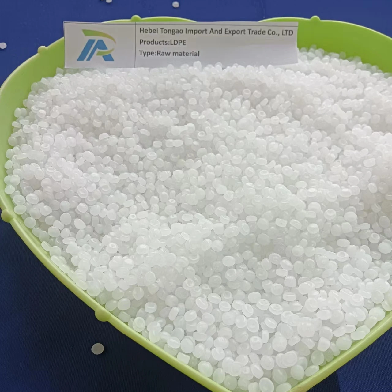 Горячая распродажа дешевая цена пластмассовое сырье белые гранулы ldpe пластиковые для пластмассовых