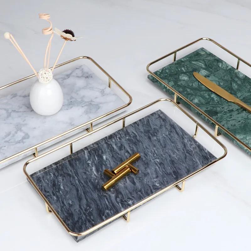 Eksotisk naturlig sten: blå, grøn og hvid marmorskål til enkel dessert, kagestilling, udstillingsstilling, tebord, hjemmelavet dekoration eller pynt