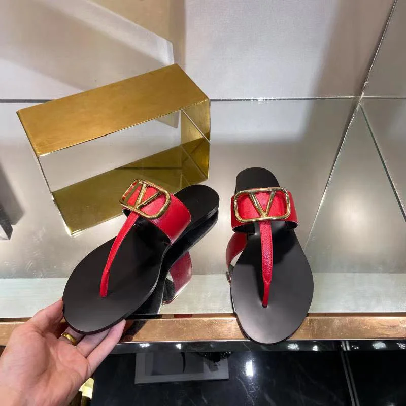 Luxury Rubber Summer Leather Slides Beach Sandals Shoes Designer Flat  Flip-Flops Slipper - China Design Walking Shoes and L V Sneaker for Men  Women price