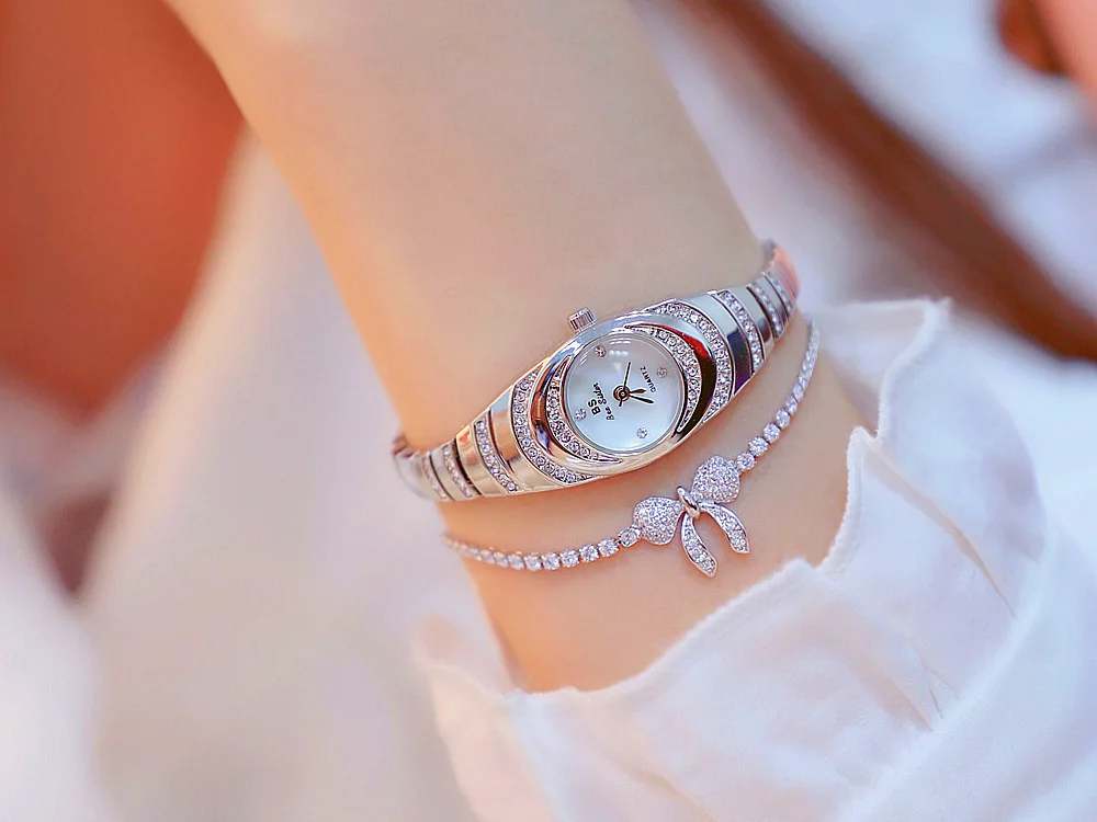 New stylish Luxury silver Bracelet Starp best Quartz party wear Ladies Charm  look Analog fashion wrist