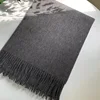 Gris oscuro