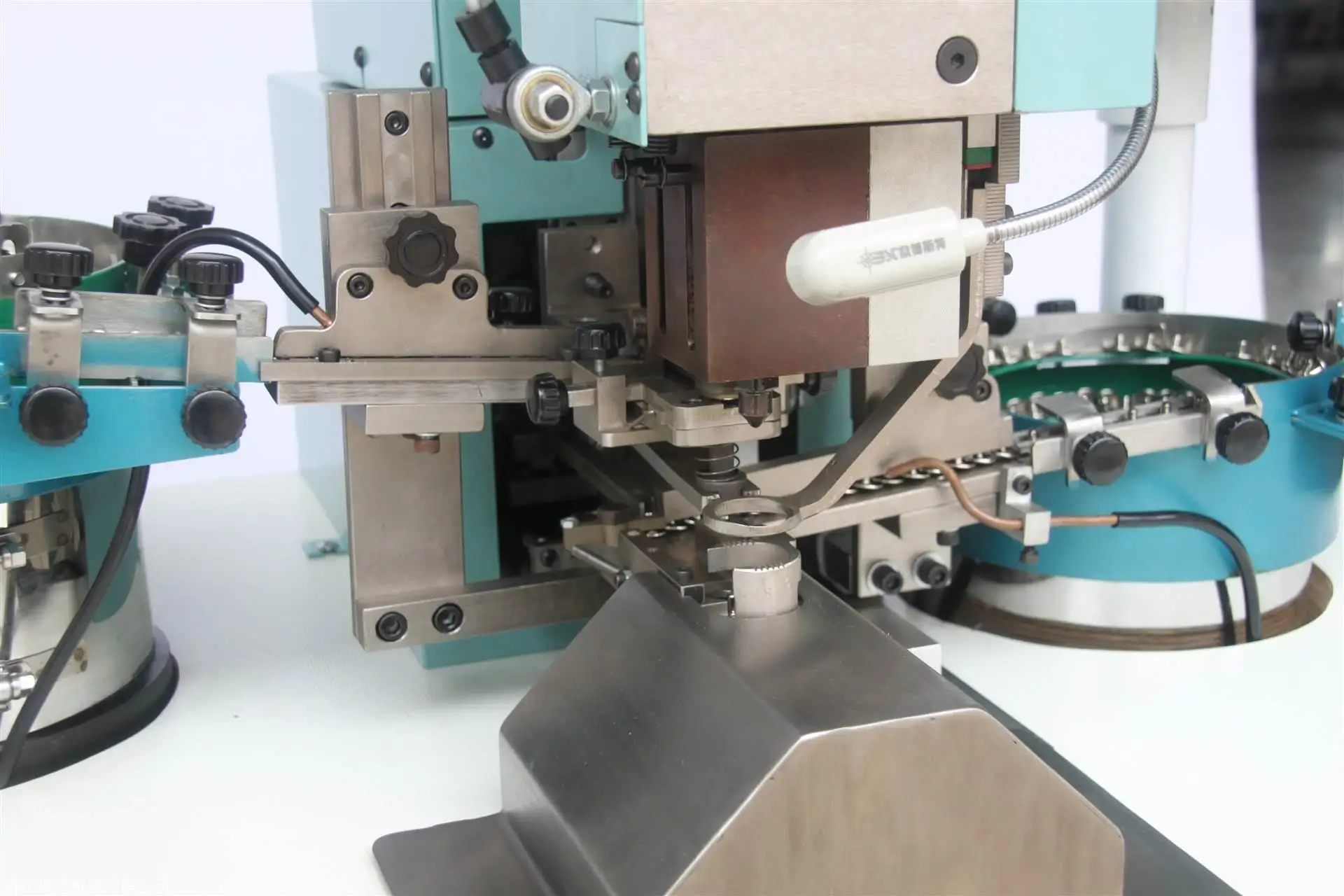 Factory Fully Automatic Feeding Snap Button Attaching Machine with Infrared