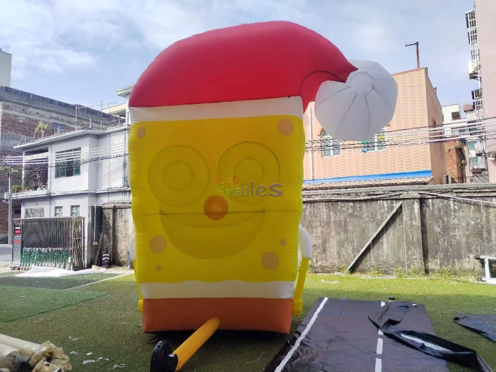 Giant Seated Inflatable SpongeBob with Christmas Hat Inflatable Doll  Cartoon Movie Mascot Character for Display, image size:1706x1280