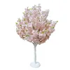 Rosa con hojas verdes