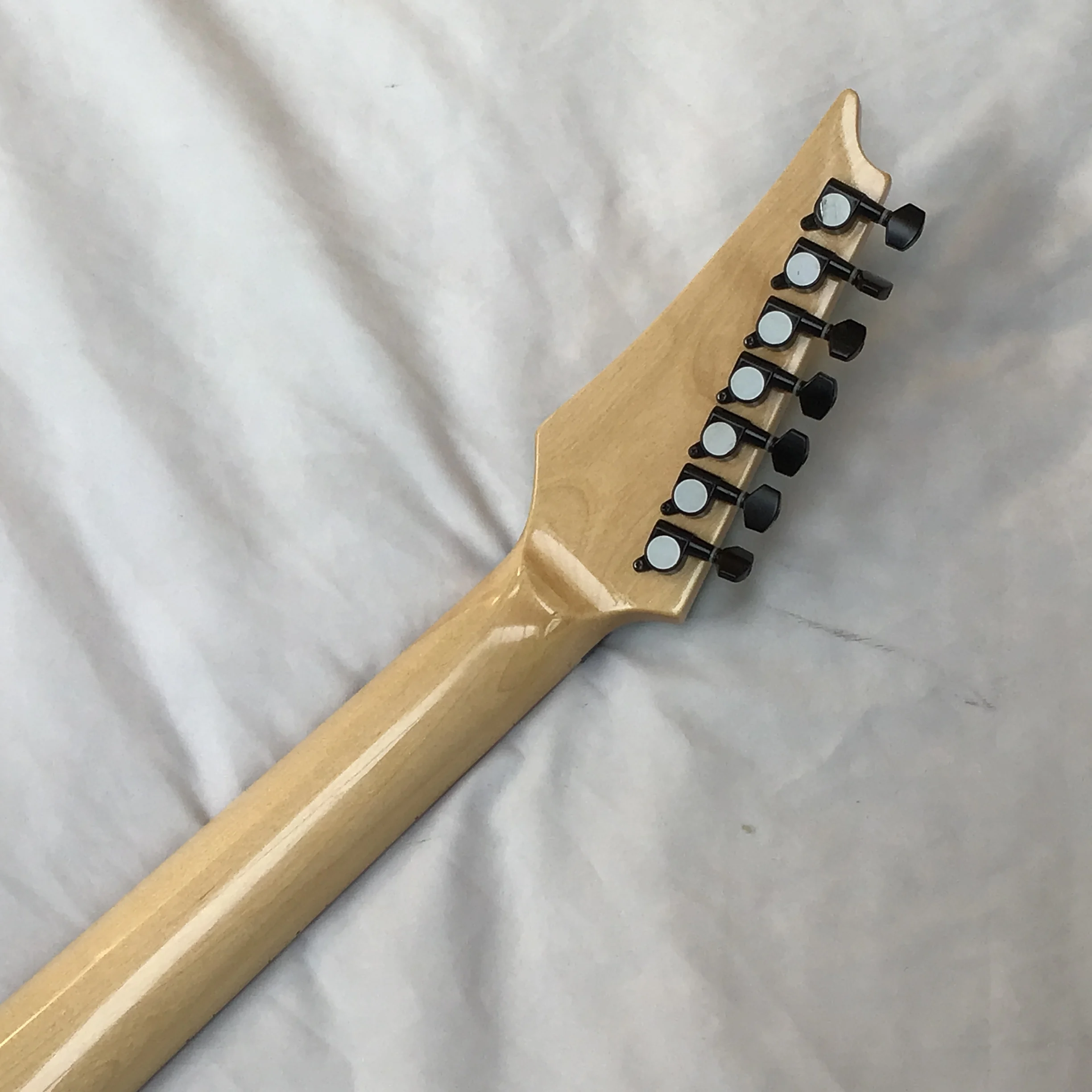 6弦 緑色 7V エレキギター マホガニーボディ メイプル指板 Ibnブランド