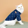 Camisa vaquera azul oscuro con osito de peluche.