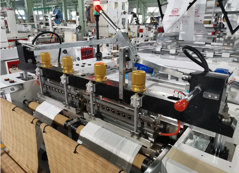 Biodegradable Coreless Star Seal Garbage Bag Machine Manufacturer Plastic Bag Production Line Rolling Garbage Bag Making Machine