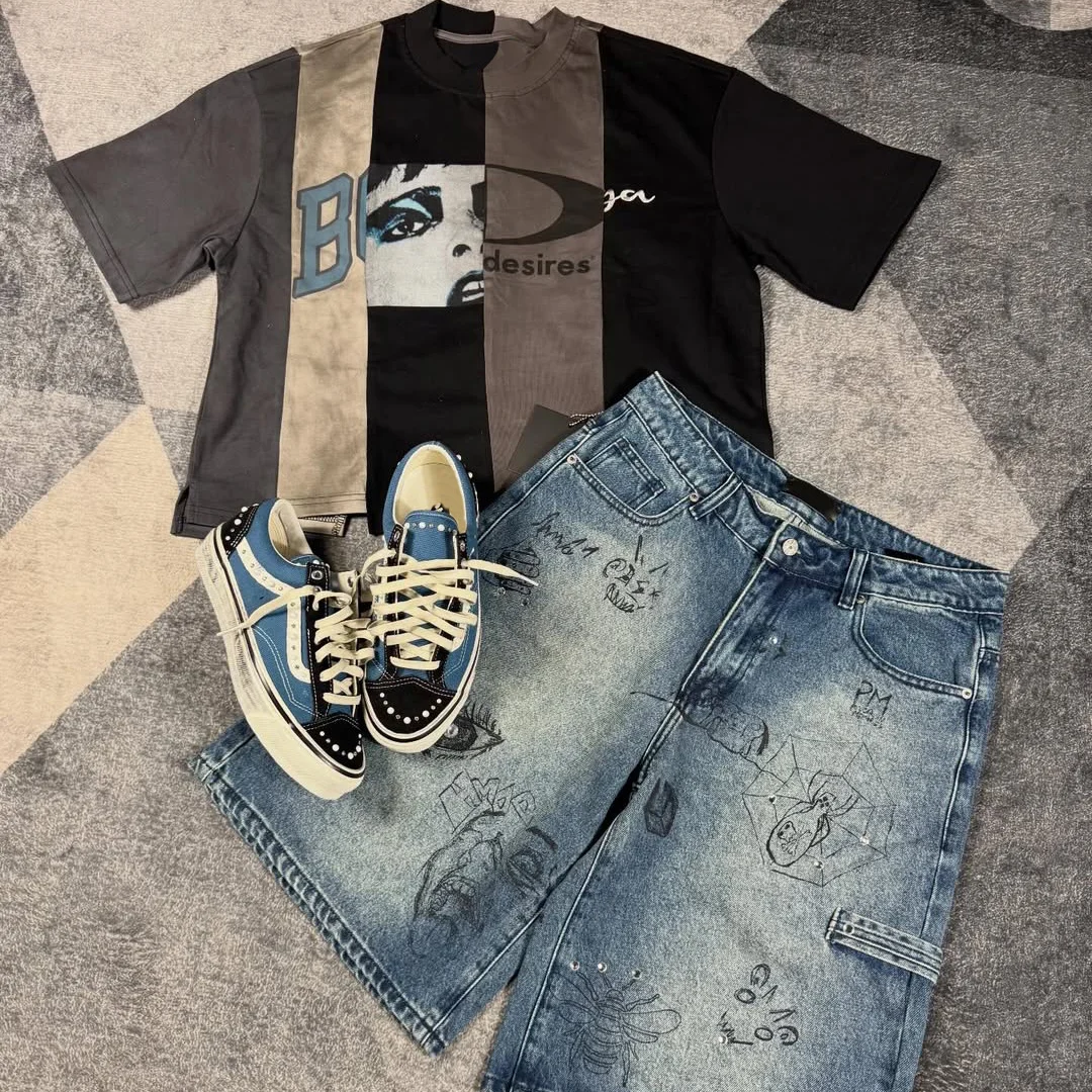 Zestaw dla mężczyzn w stylu high street: oversize T-shirt z nadrukiem sitodrukowym w technice patchwork, spodenki denimowe z efektem zużycia i kryształkami górskimi, amerykański styl retro – możliwa personalizacja