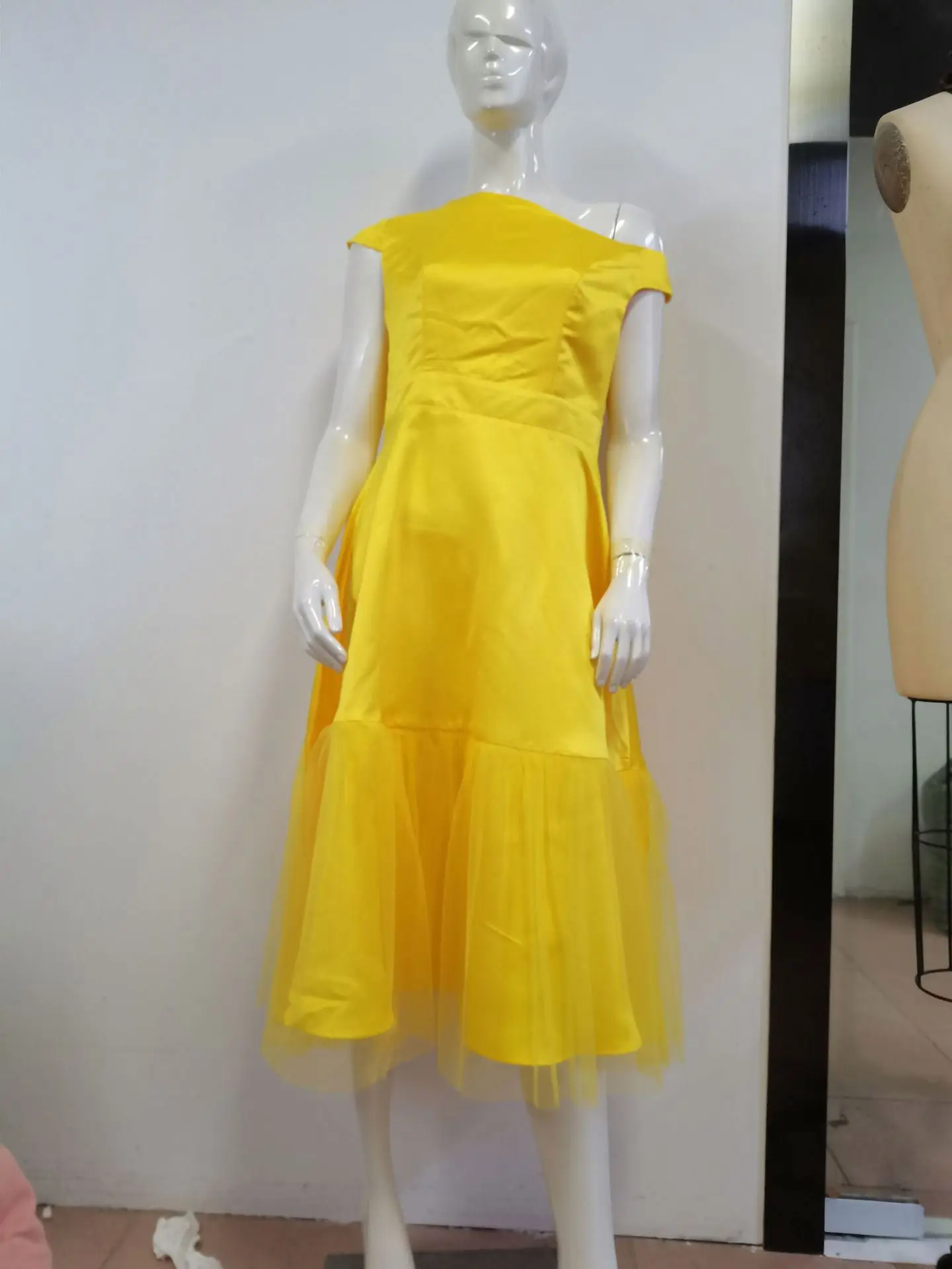 2022 Summer Short Sleeve Cold Shoulder Solid Color Neon Yellow Slim Fit Mid-waist Plus Size Ruffle Mesh Casual Dress