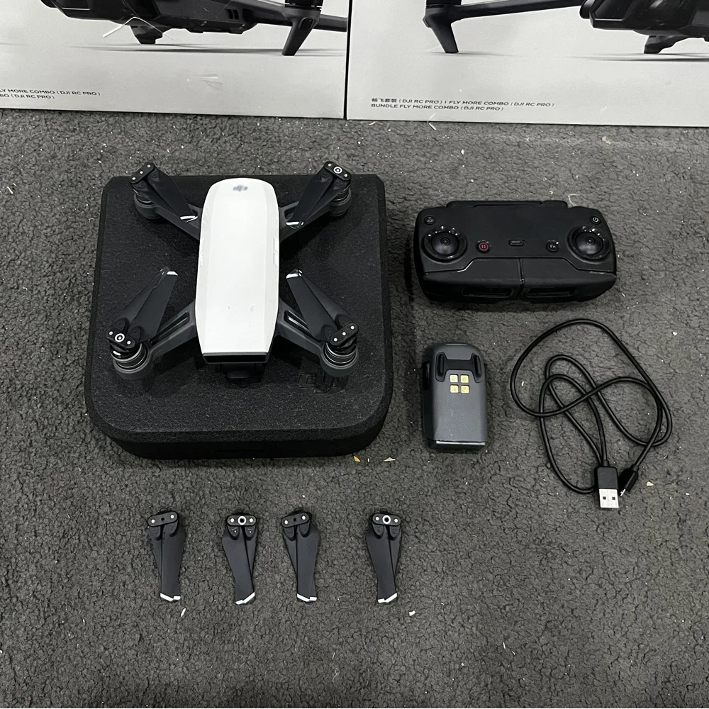 DJI Spark Drone標準バージョン用のバッテリーと充電器4730クイックリリース折りたたみブレードを備えたオリジナルの中古ドローン