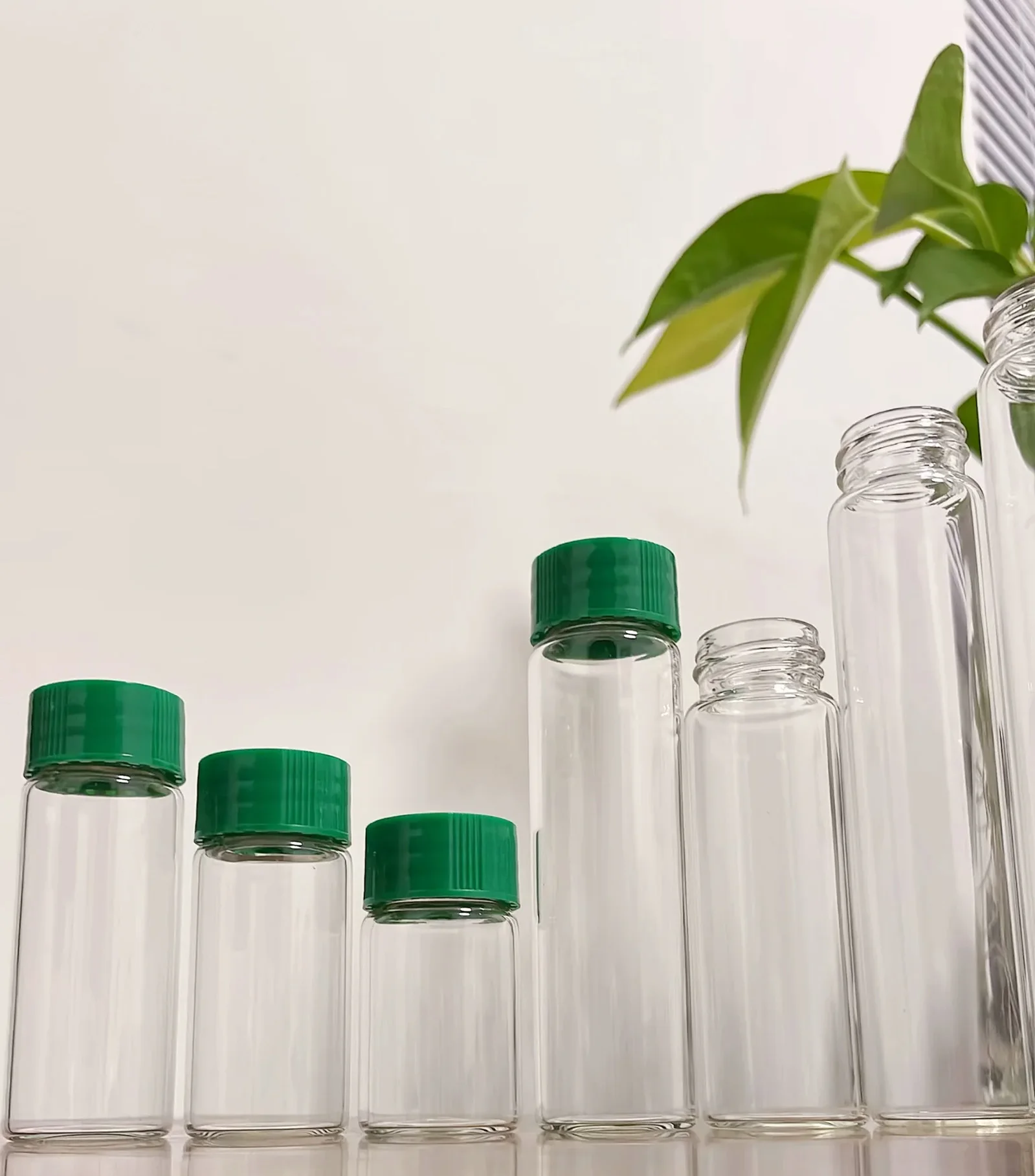 Wholesale Transparent 10ml 15ml  Mini Glass Test Tube Vials Packaging Bottles for Food Tea Storage With Silver Metal Screw Cap