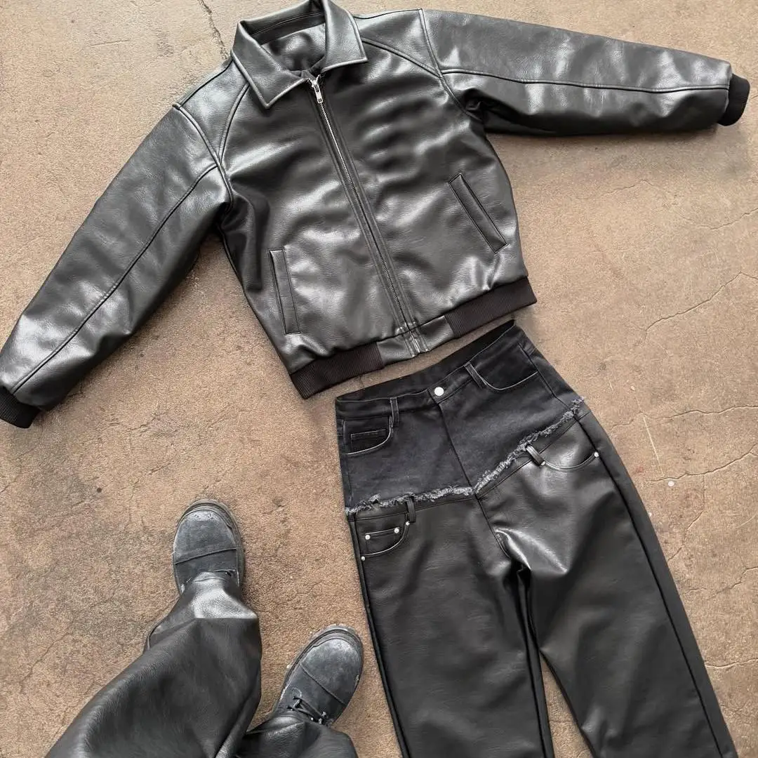 Přizpůsobitelná retro streetwearová krátká kožená bunda pro muže, černá lesklá kůže, design s raglanovým švem, možnost přizpůsobení.