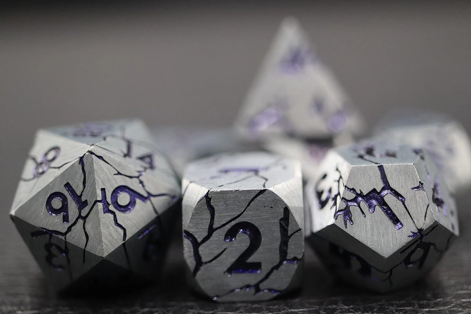 7pcs Dungeons and Dragons DND Dice Set Zinc Alloy Crack Style Dice for Pole Playing Games details