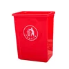 Los cubos rojos están impresos con etiquetas de entrega.