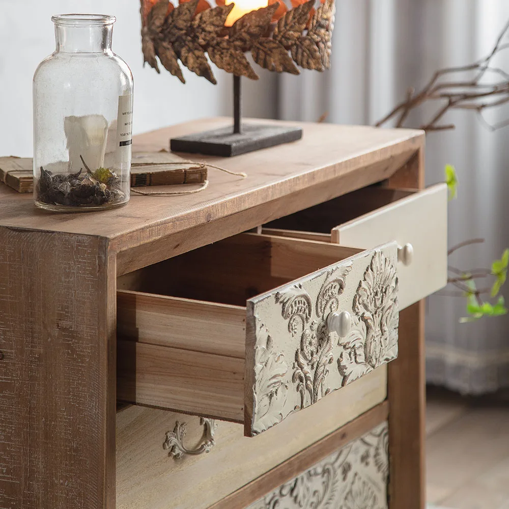 Шкафы для буфета с резным цветочным узором и деревянными акцентами