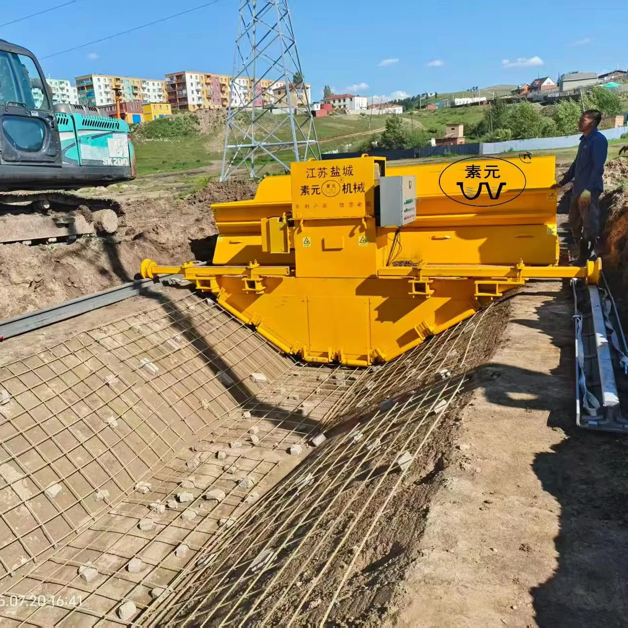 Manufacturer Customize Drain Canal Ditch Lining Machine Concrete Channel Paver Trench Forming Machine Field Trenching Machine