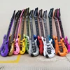 กีตาร์รุ่นเก่า 95 ตัว มี 12 สีให้เลือก