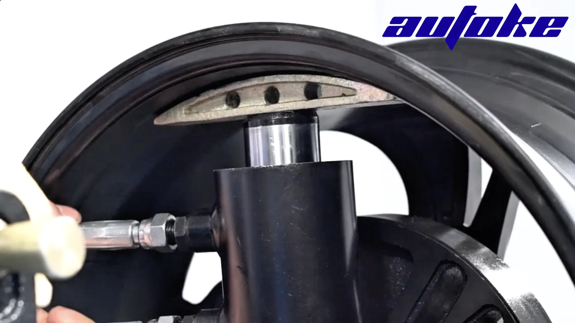 Semi-Automatic Wheel Straightening Machine with 10-26 Inch Wheel Hub Range 10t Hydraulic Pressure and 1.5KW Power