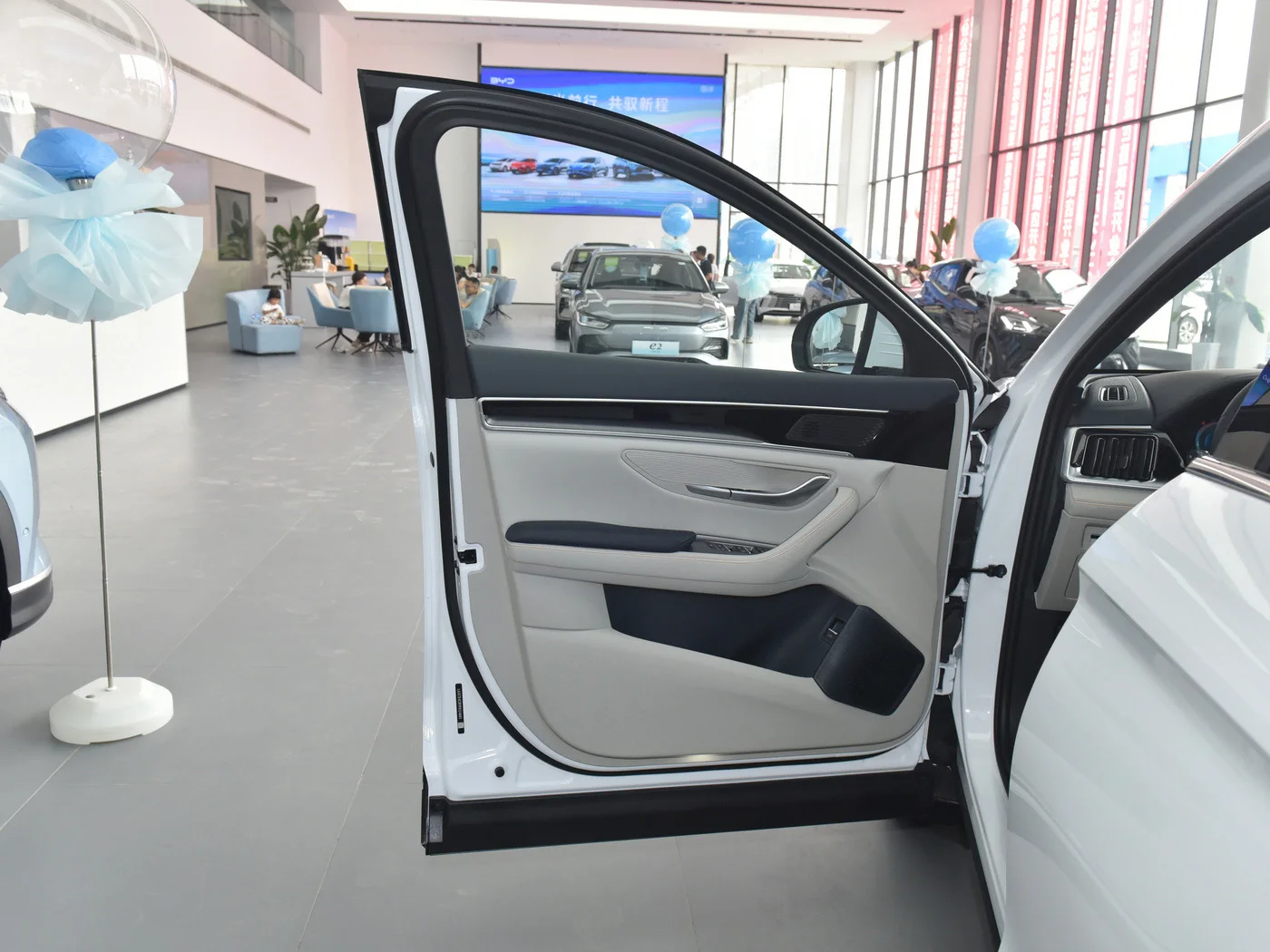 Hybrid Build Your Dreams BYD Qin L car New Energy Vehicle PHEV Sedan 80KM 120KM