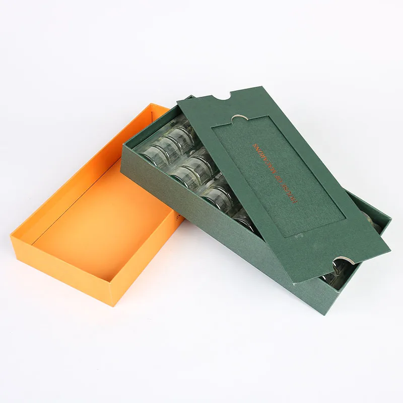 กล่องของขวัญแบบกระดาษแข็งหรูหราที่ปรับแต่งได้ กล่องบรรจุภัณฑ์ของขวัญที่เป็นมิตรต่อสิ่งแวดล้อม พร้อมเทคนิคการนูน (Embossing) พิเศษ ใช้กระดาษพิเศษและเทคนิค Cold Stamping