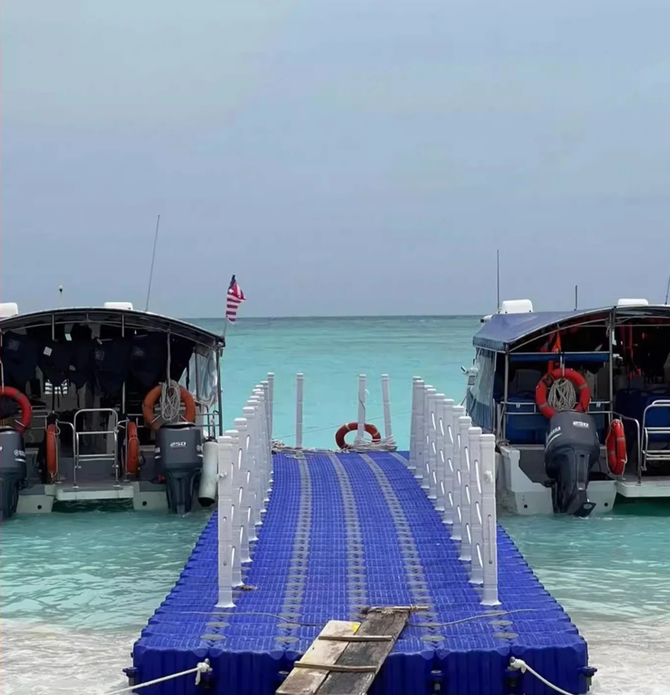 Durable Custom-shaped Pontoon Bridge Platform Boat Dock Pollution-Free PE Rubber Material for Marine & Floating Applications