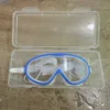 Caja para guardar gafas de natación blanca y azul.