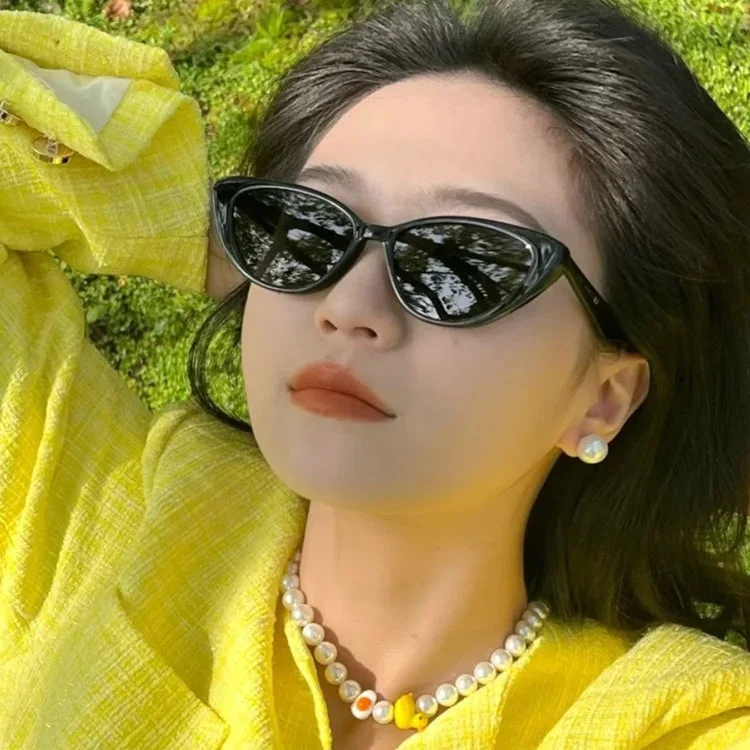 Vintage Simple Leopard Triangle Cat Eye Sunglasses Women display picture 3
