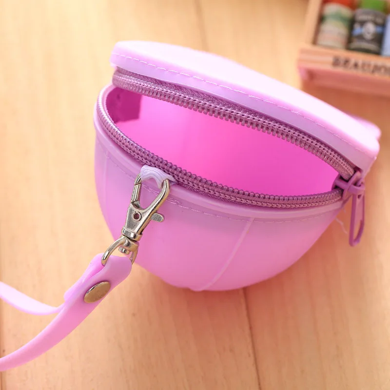 FuninCrea Portafoglio da donna, piccolo, alla moda, con palla di peluche e chiusura lampo, da donna, portatile, con borchie in metallo e motivo a rombi, cachi, 9 x 2,5 x 12,5cm, Moderno