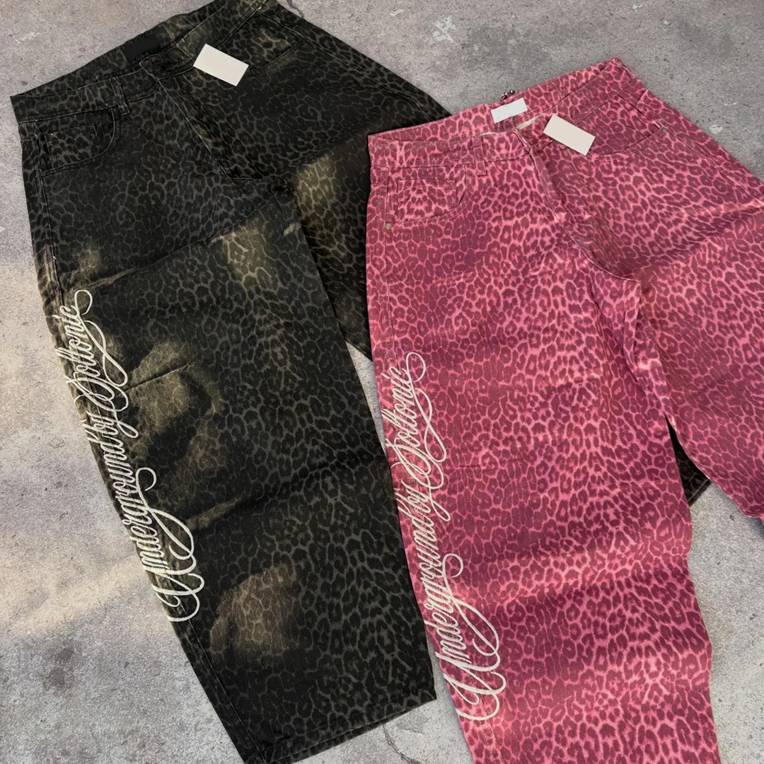 Zvyšované džíny pro muže s potiskem leoparda, široké nohavice, uliční styl, vyšitý retro design, kamenem prané džíny v černé a růžové barvě, podpora OEM a ODM