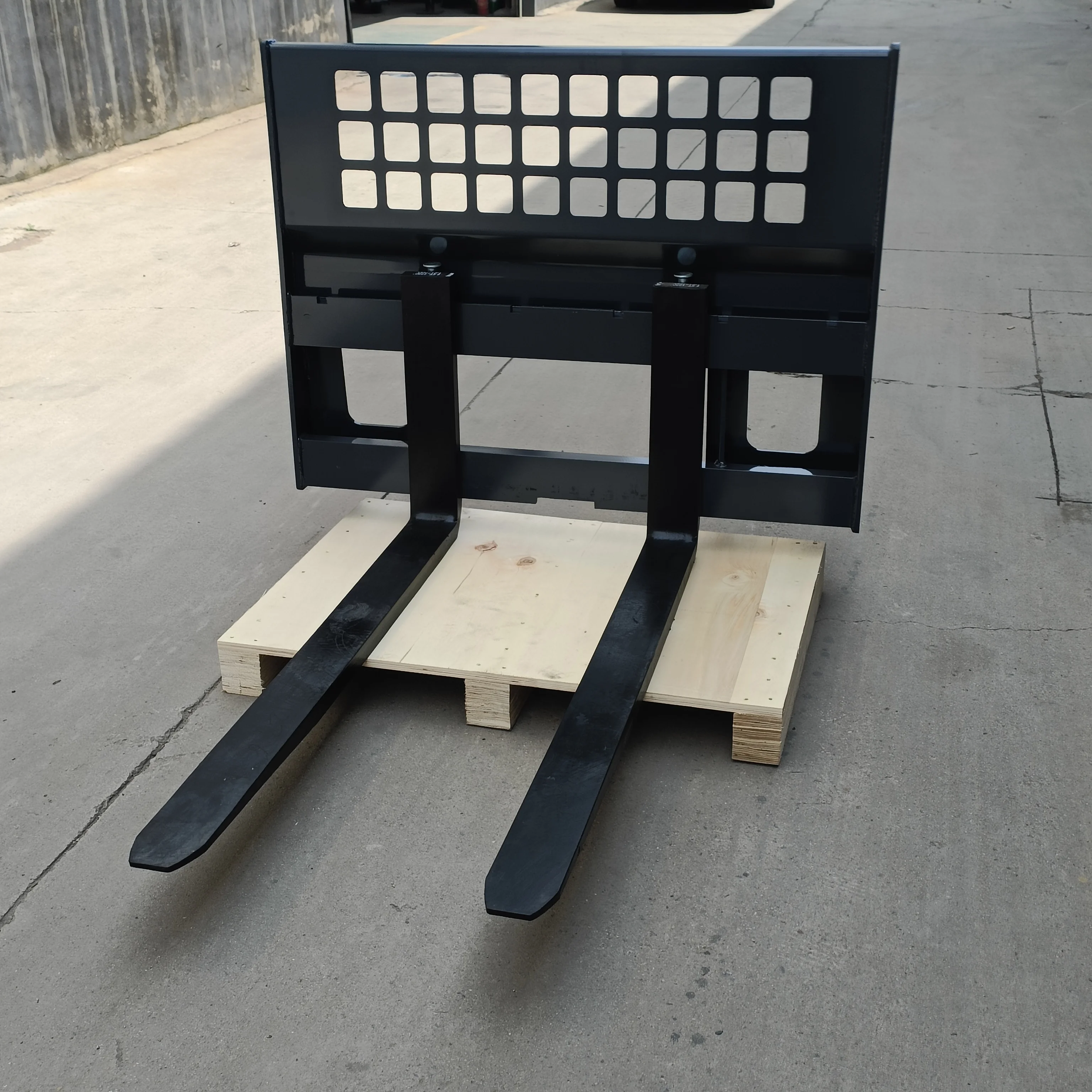 Factory Supply Skid Steer Loader Attachment Forklift Quick Attach