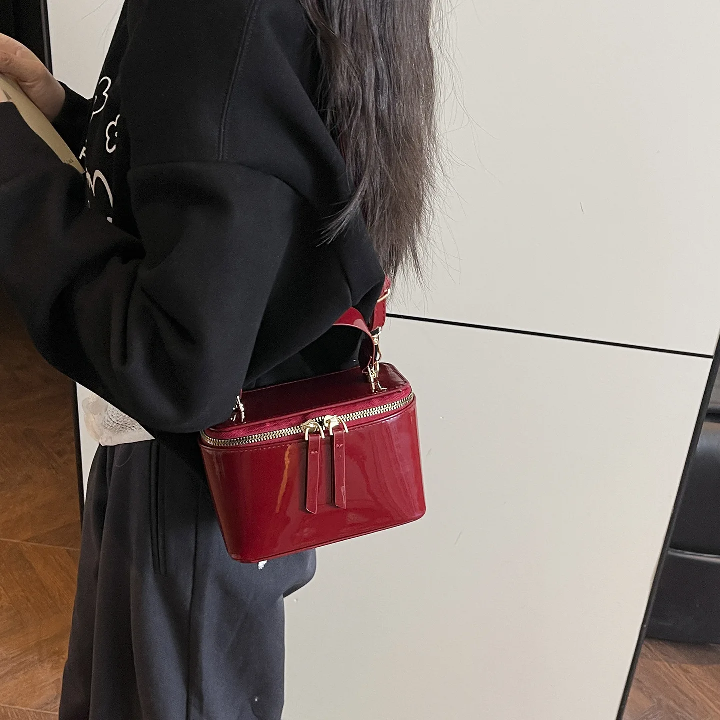 2026 New Super Fire Square Chain Crossbody Bag All-match Zipper Closure Stitching Polyester Lining High-end Texture Handbag