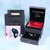 Caja de regalo gris con bolso y tarjeta de felicitación